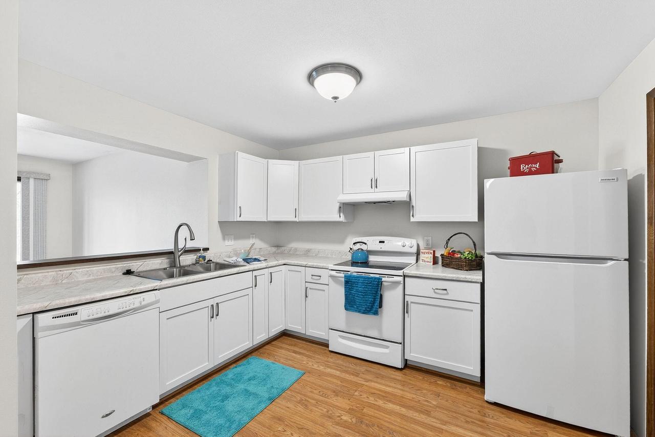 1659 S Carriage Ln #8, New Berlin, WI 53151