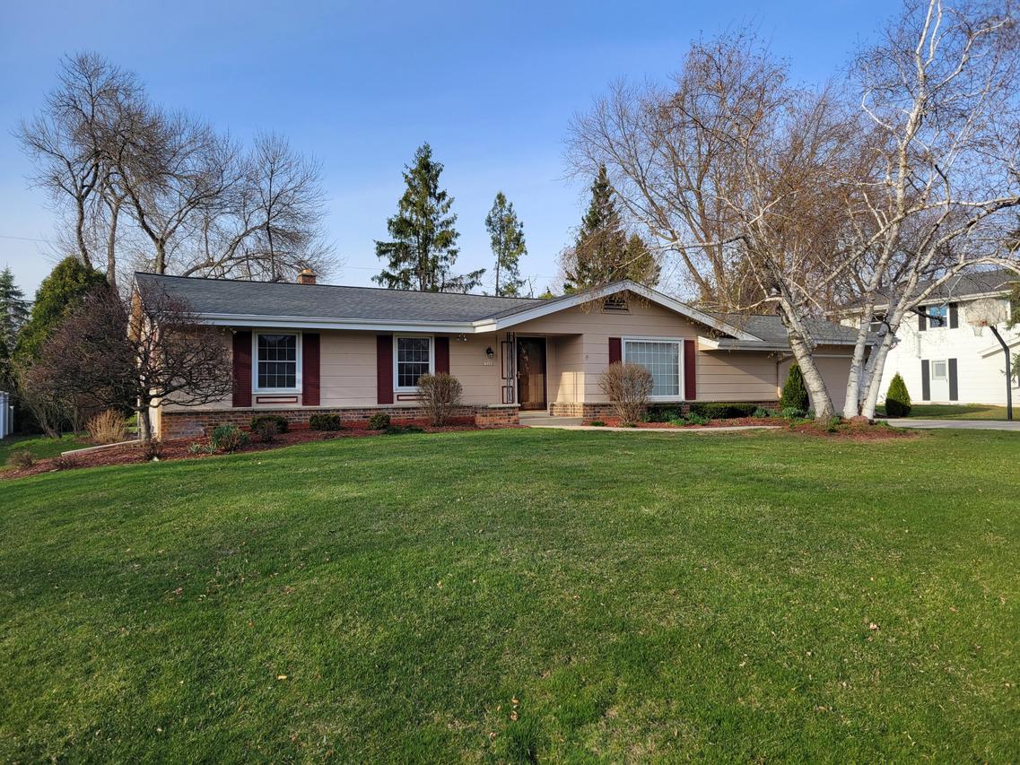13600 W Forest Knoll, New Berlin, WI 53151