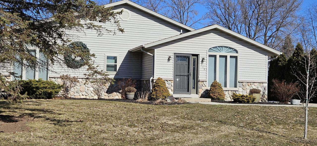 718 Oakwood Ln, Watertown, WI 53094