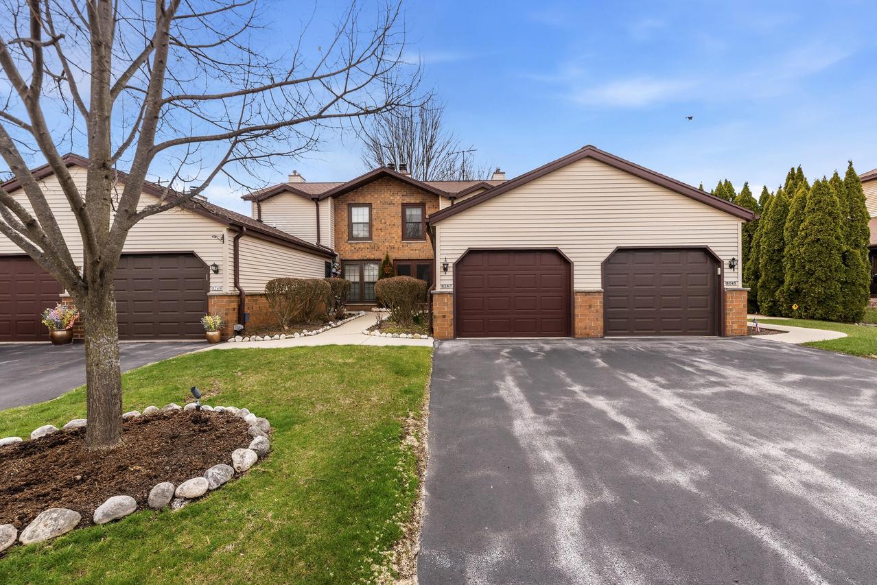 8247 S Legend Dr, Franklin, WI 53132