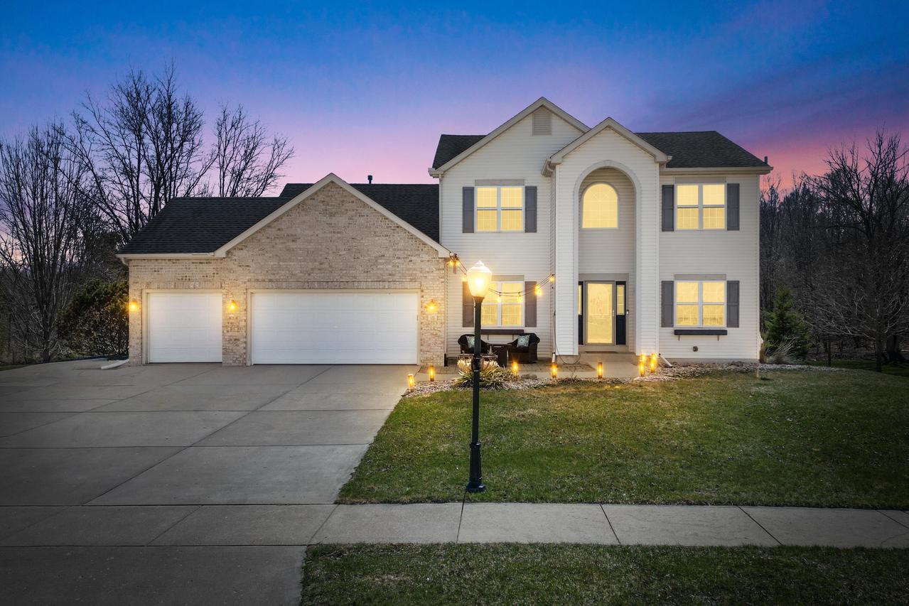 511 Acacia Dr, Saukville, WI 53024