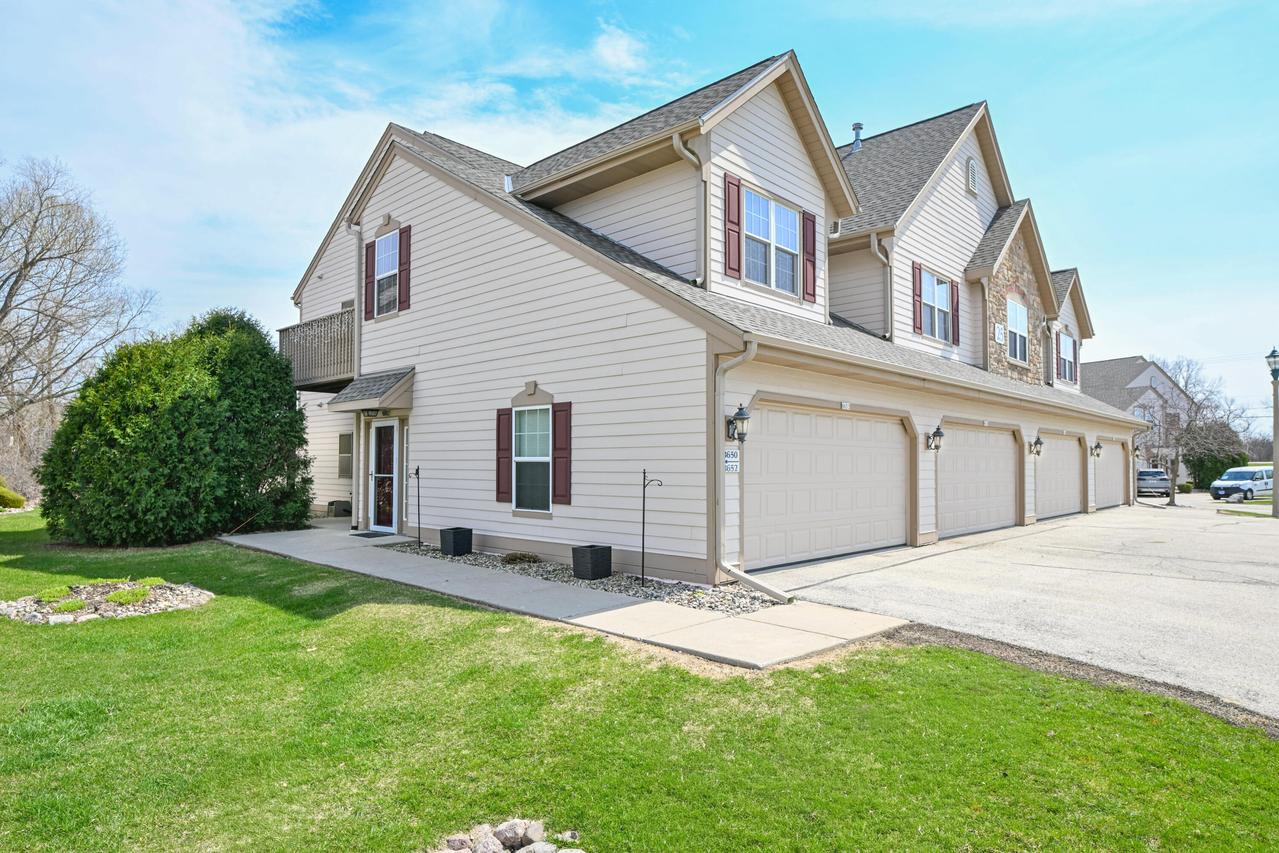 8650 S Roxbury Way, Oak Creek, WI 53154