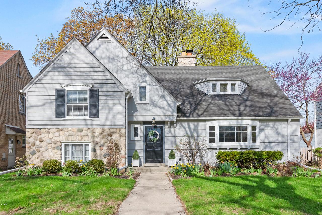 5347 N Santa Monica Blvd, Whitefish Bay, WI 53217