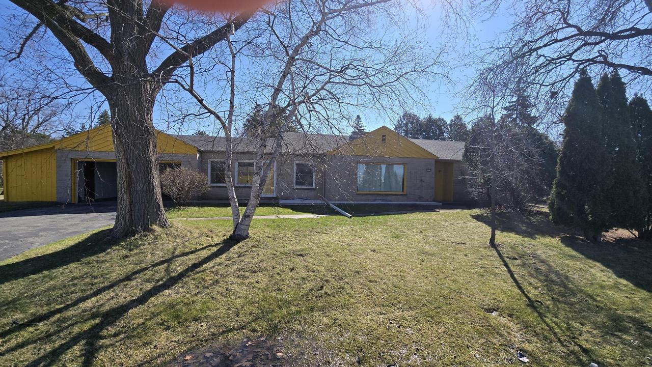 8812 N Mohawk Rd, Bayside, WI 53217
