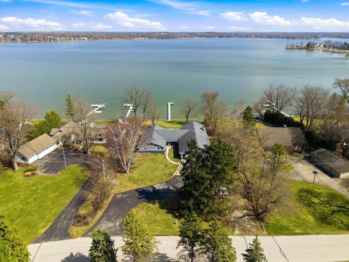 W398N6198 Mary Ln, Oconomowoc, WI 53066