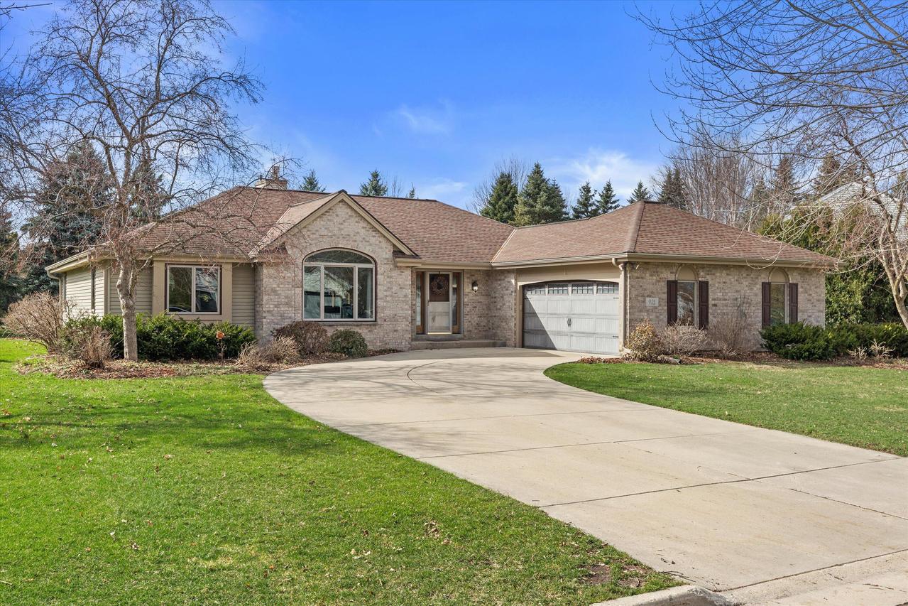 925 Greenway Ter, Hartland, WI 53029