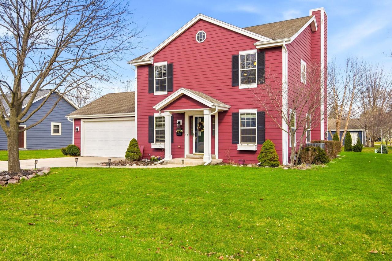 202 Stocks Dr, Delafield, WI 53018