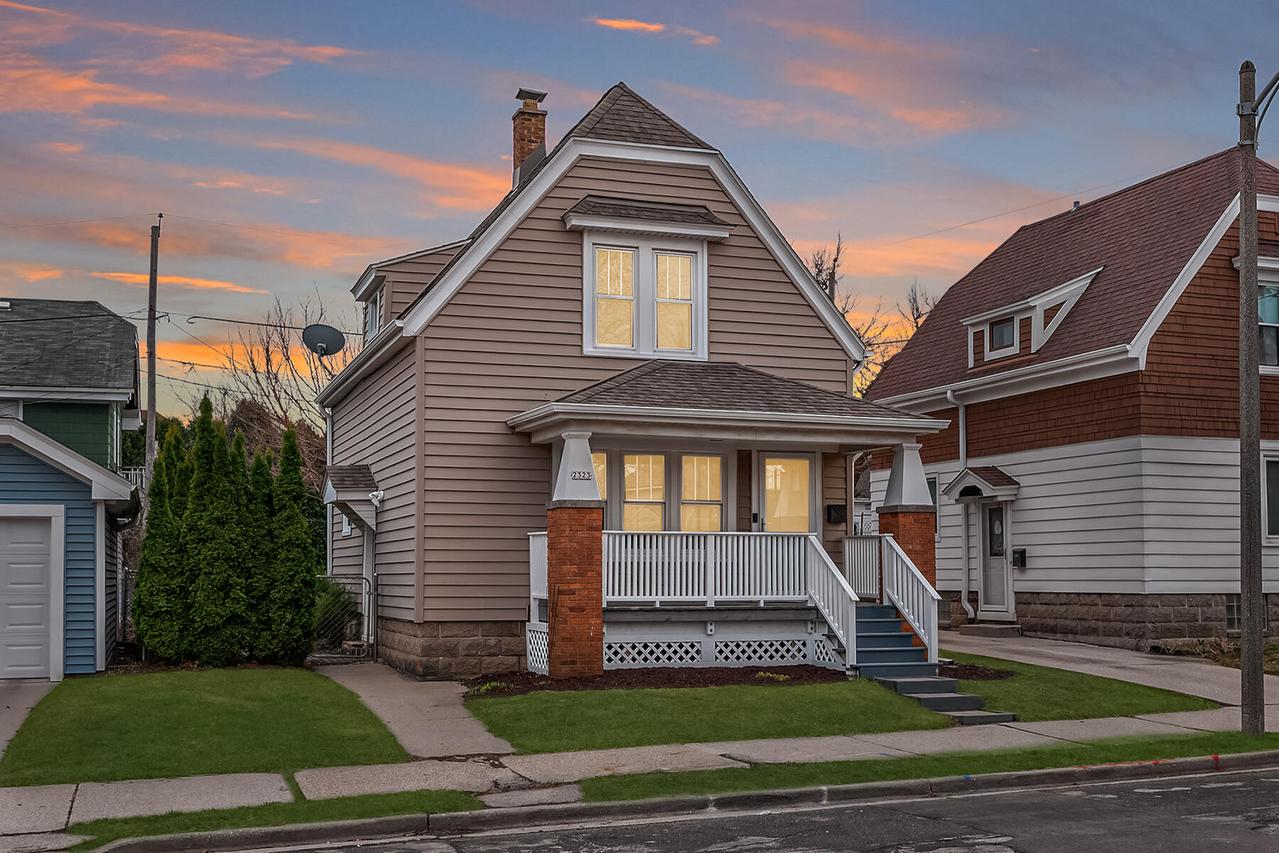 2323 E Falling Heath Pl., Milwaukee, WI 53207