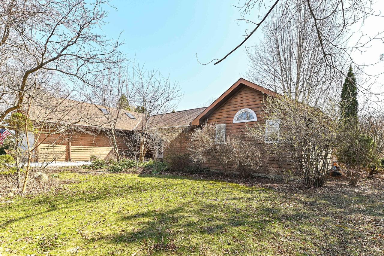 8801 Hart Dr, Norway, WI 53185