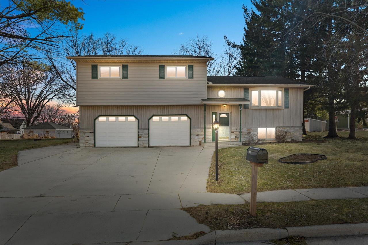 609 Clinton St, Horicon, WI 53032