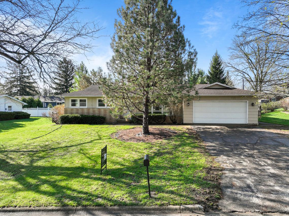 1718 Hillcrest Dr, Lake Geneva, WI 53147