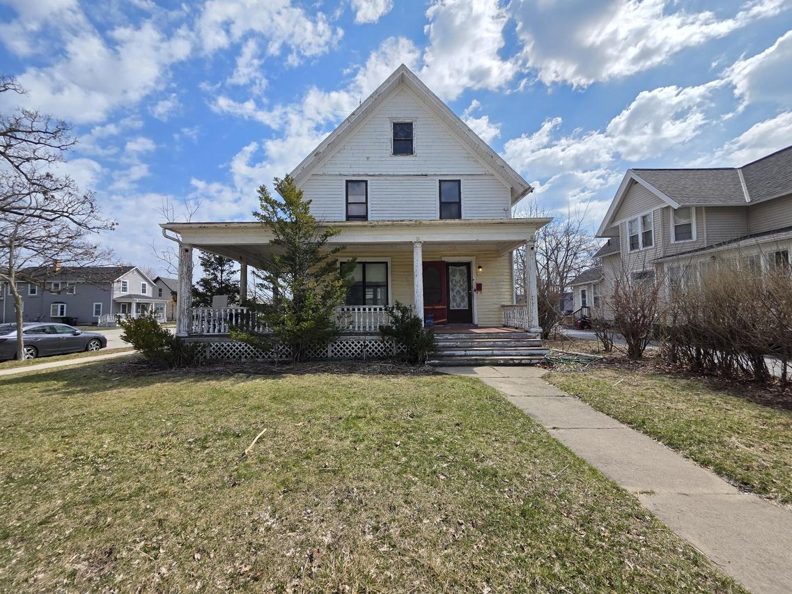 127 N Walnut St, Oconomowoc, WI 53066