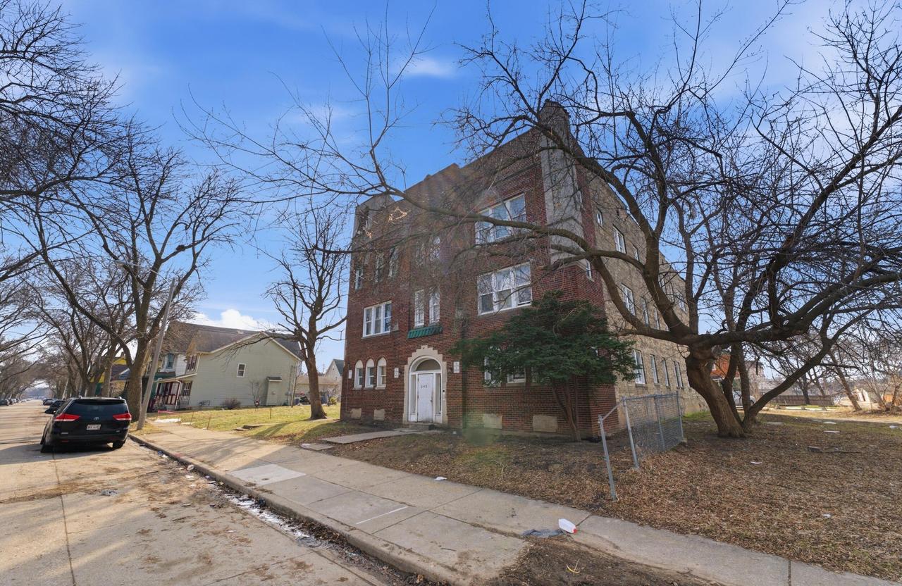 2453 N 17th St, Milwaukee, WI 53206