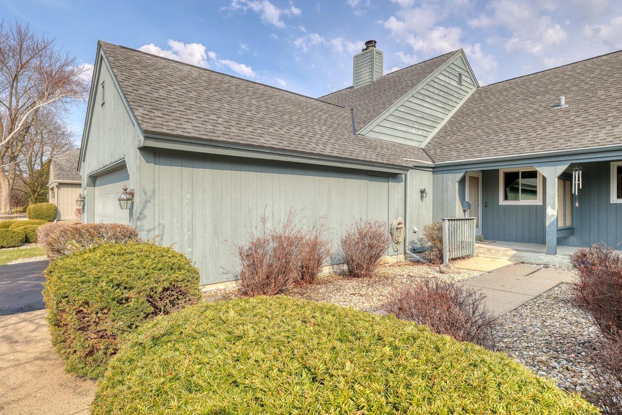2324 W Cumberland Ct, Mequon, WI 53092