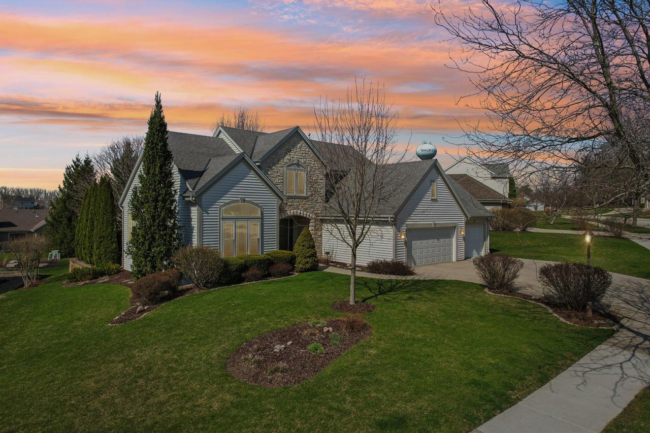 1936 Foxcroft Ln, Waukesha, WI 53189