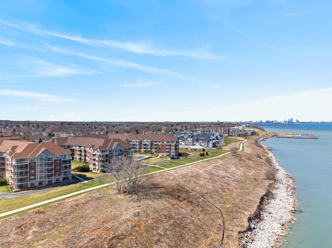 4120 S Lake Dr #159, Saint Francis, WI 53235