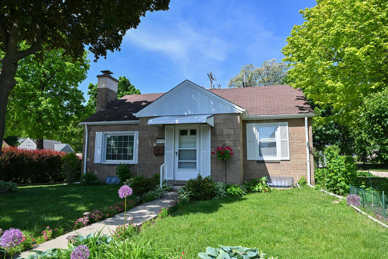 3873 S 56th St, Greenfield, WI 53220