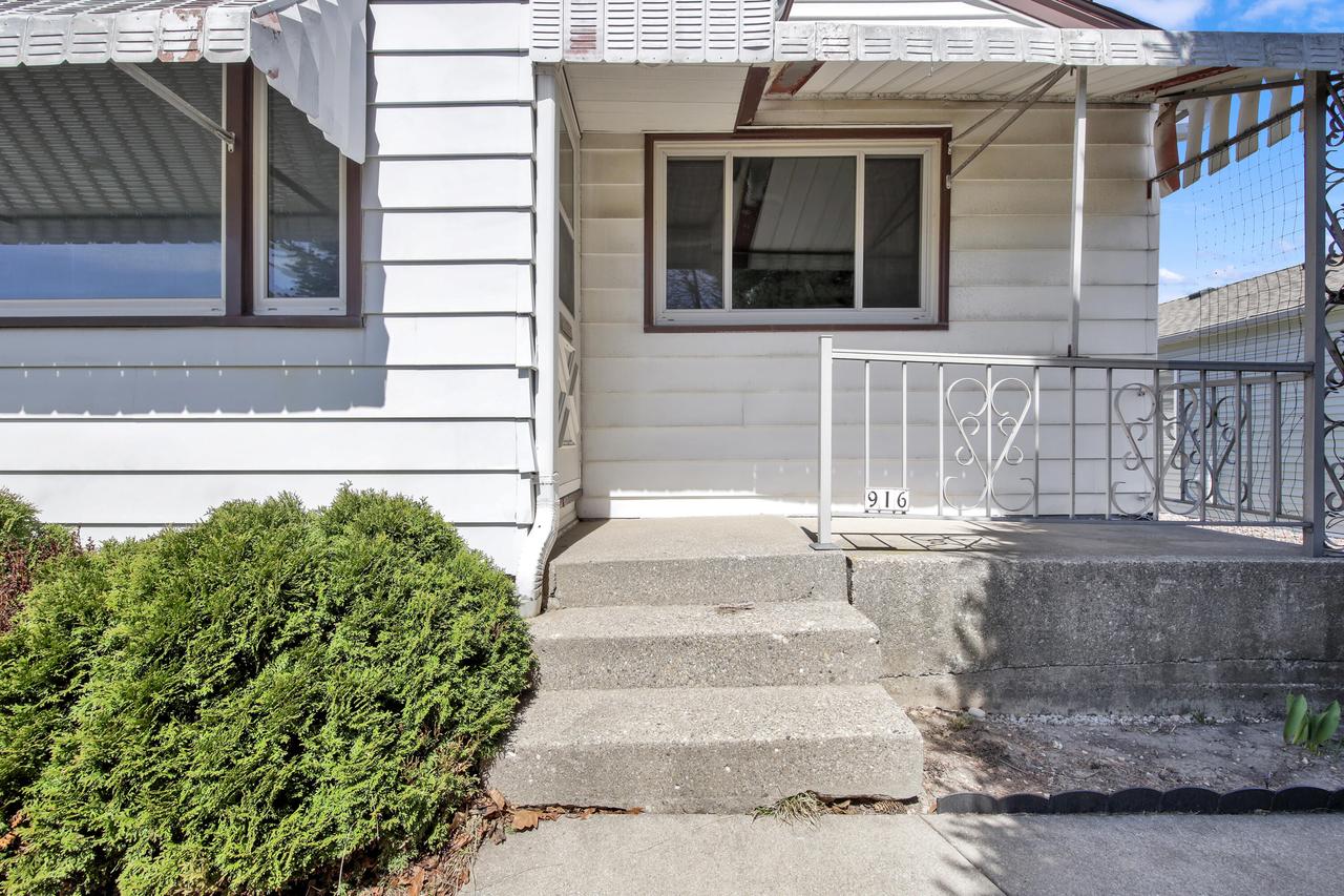 916 W Eden Pl, Milwaukee, WI 53221