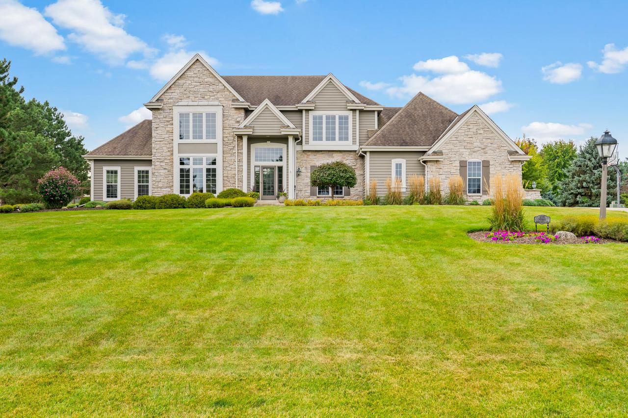 W291N3363 Summerhill Rd, Delafield, WI 53072