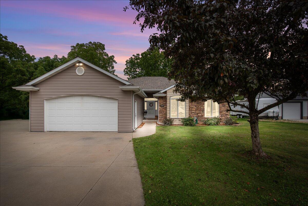 336 Kettle Moraine Dr, Slinger, WI 53086