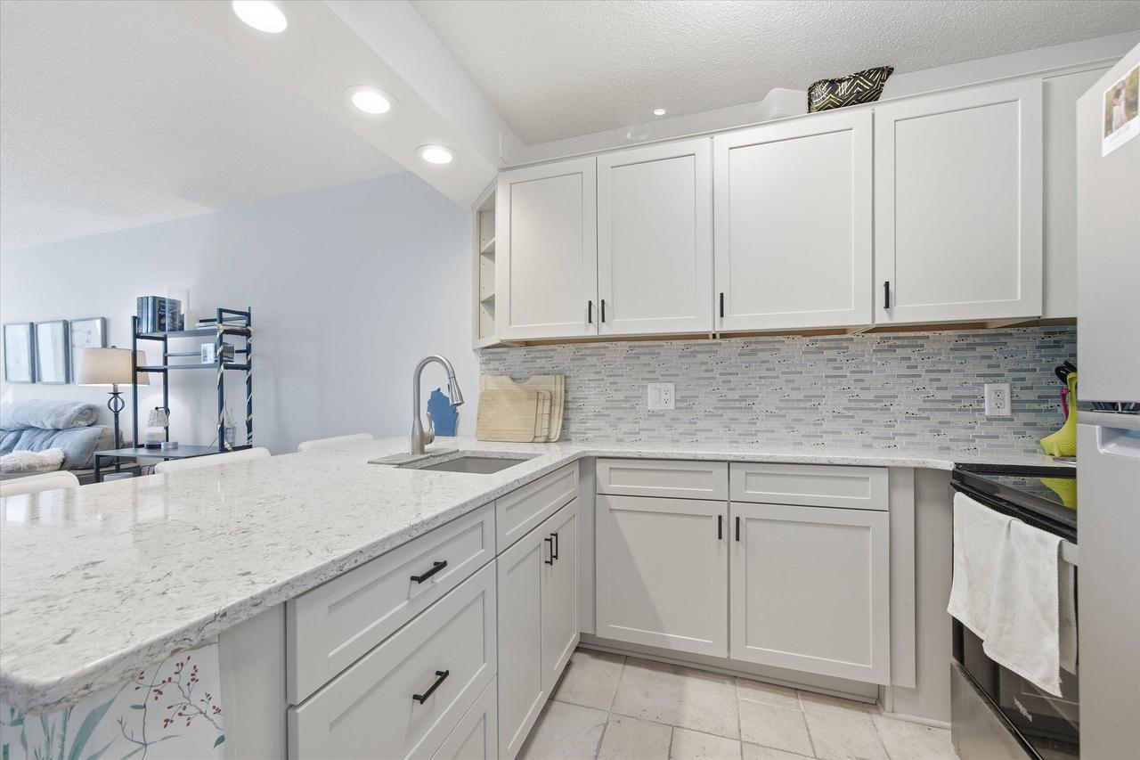 929 N Astor St #405, Milwaukee, WI 53202