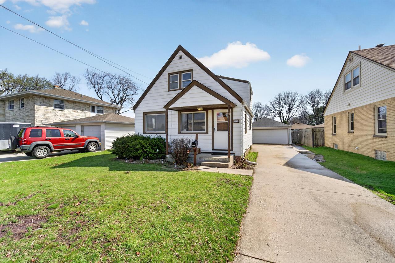 2720 S 84th St, West Allis, WI 53227