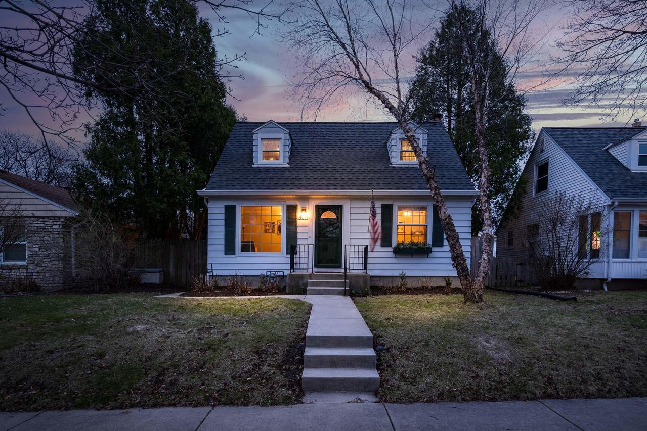 8011 W Center St, Milwaukee, WI 53222