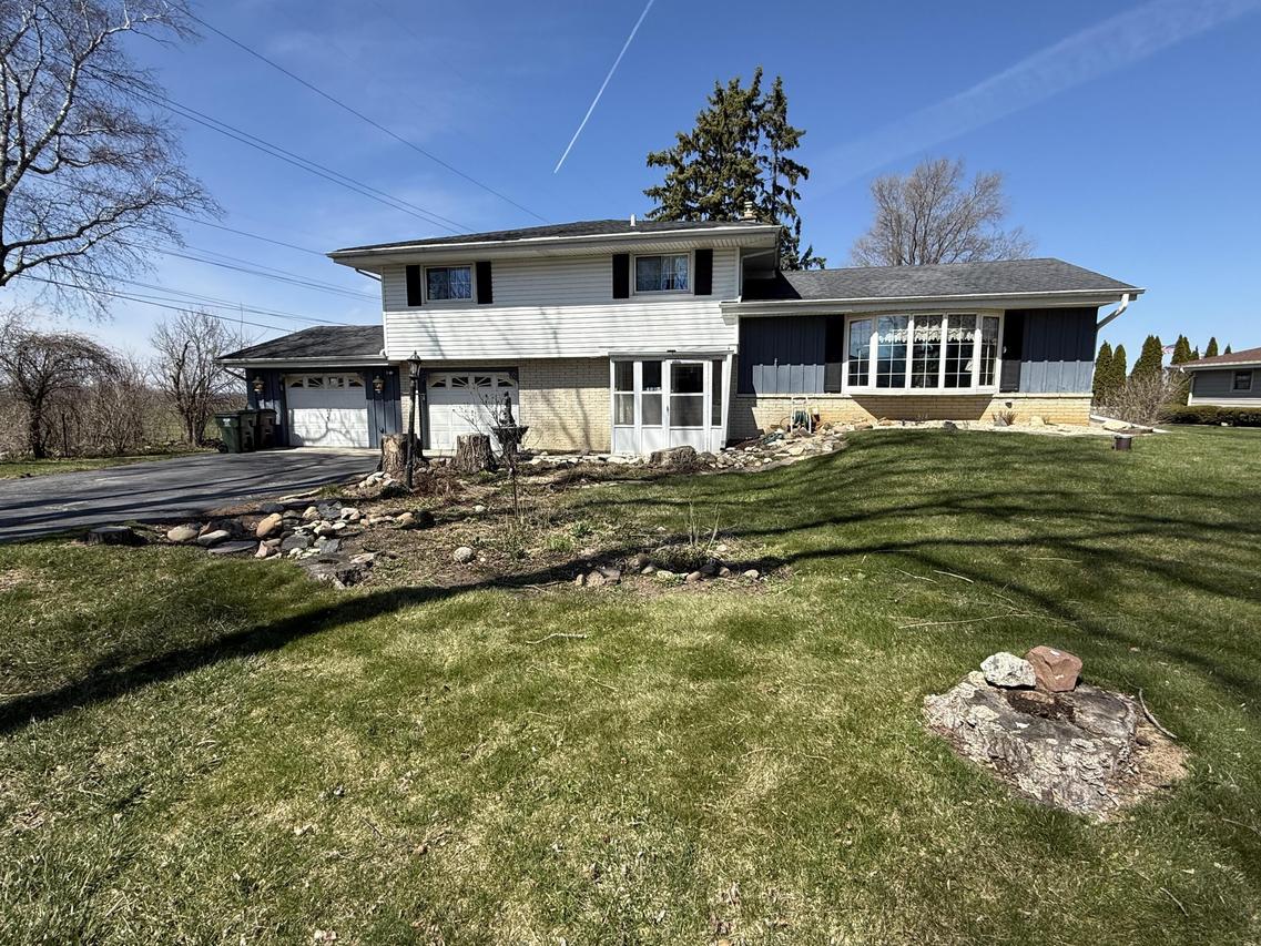 21970 W Mac Gregor Dr, New Berlin, WI 53146