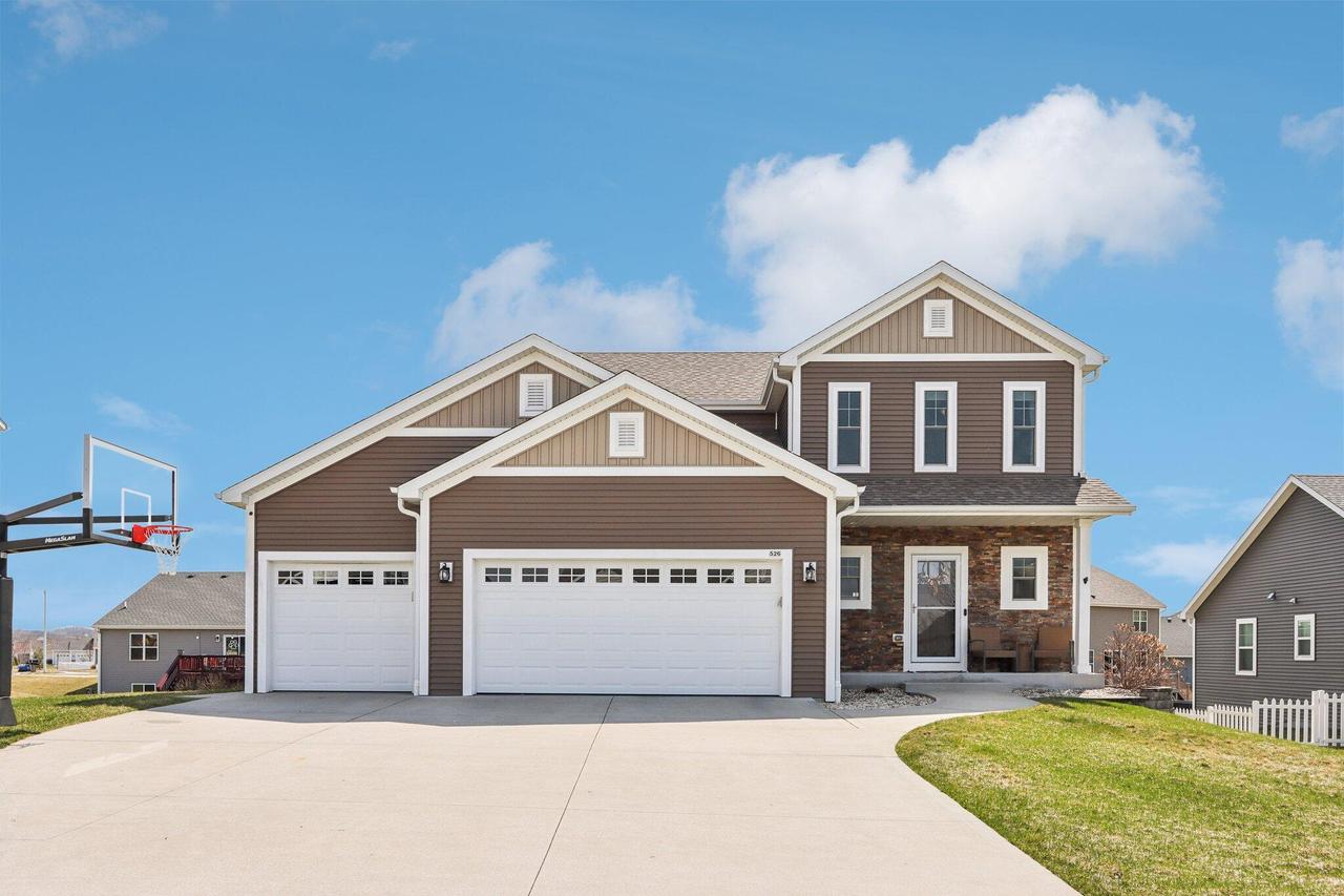 526 Spur Rd, Slinger, WI 53086