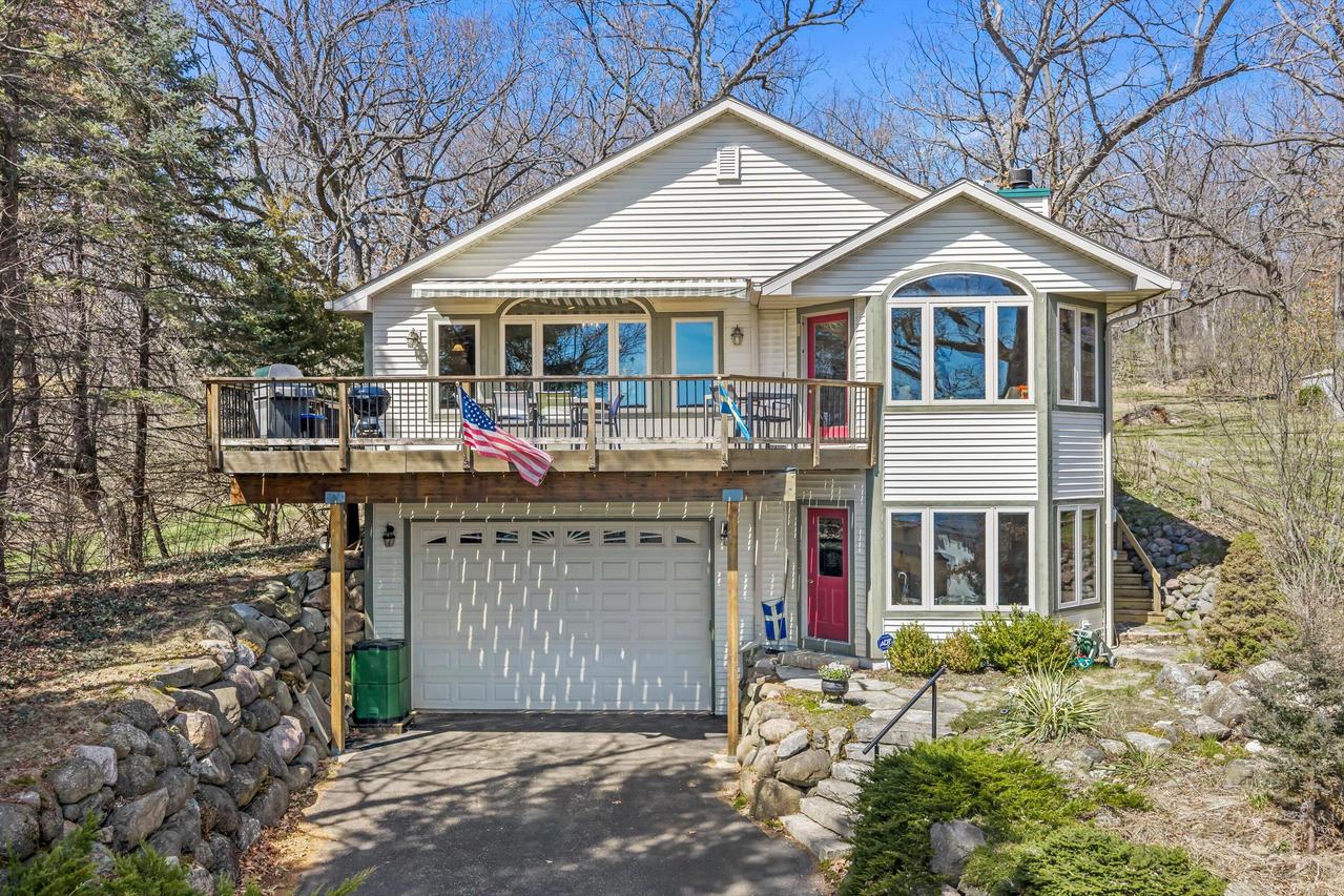 W303N2665 Maple Ave, Delafield, WI 53072