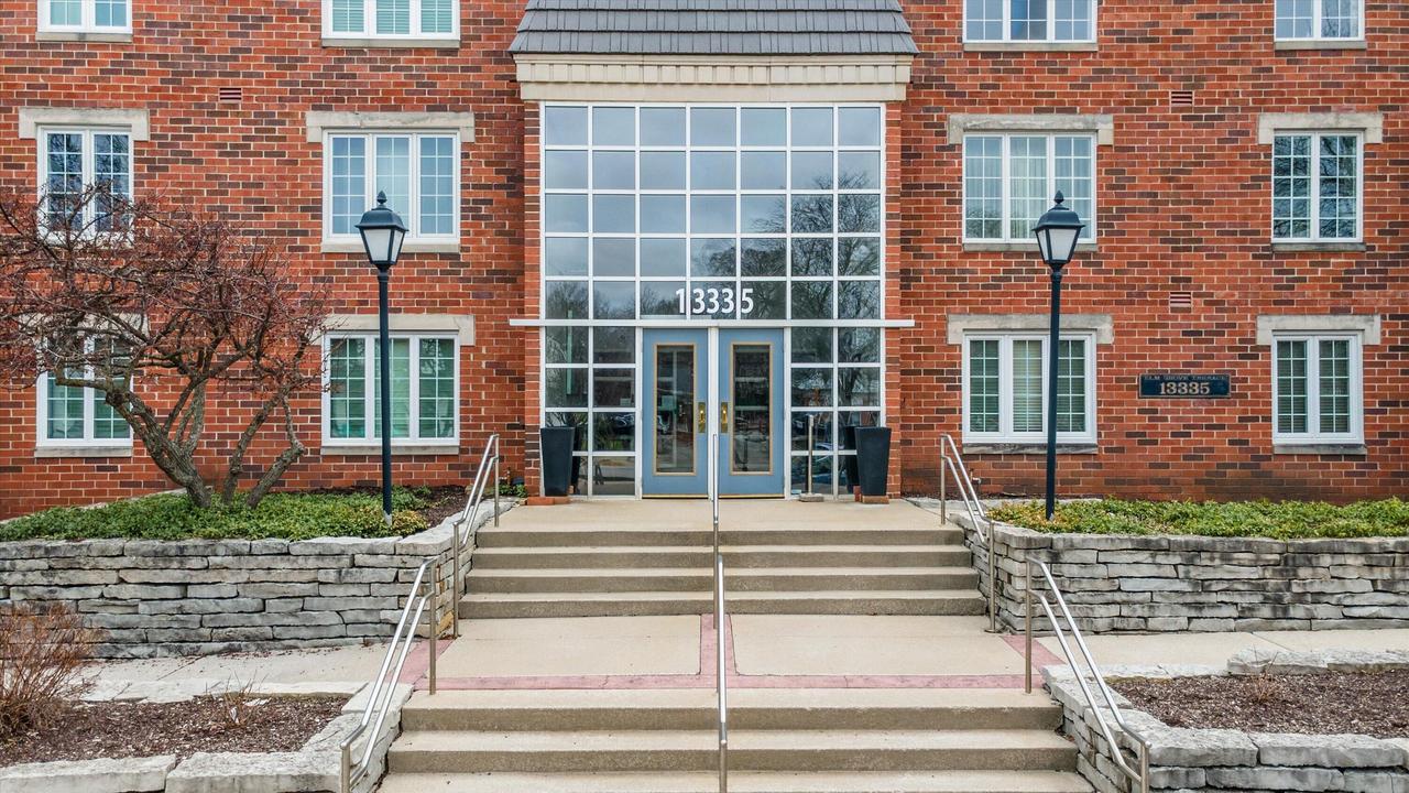13335 Watertown Plank Rd #105, Elm Grove, WI 53122