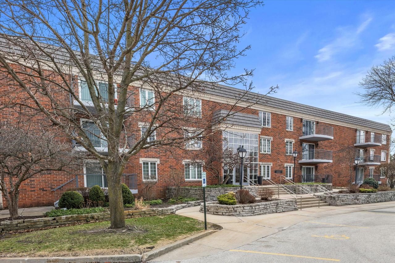 13335 Watertown Plank Rd #105, Elm Grove, WI 53122