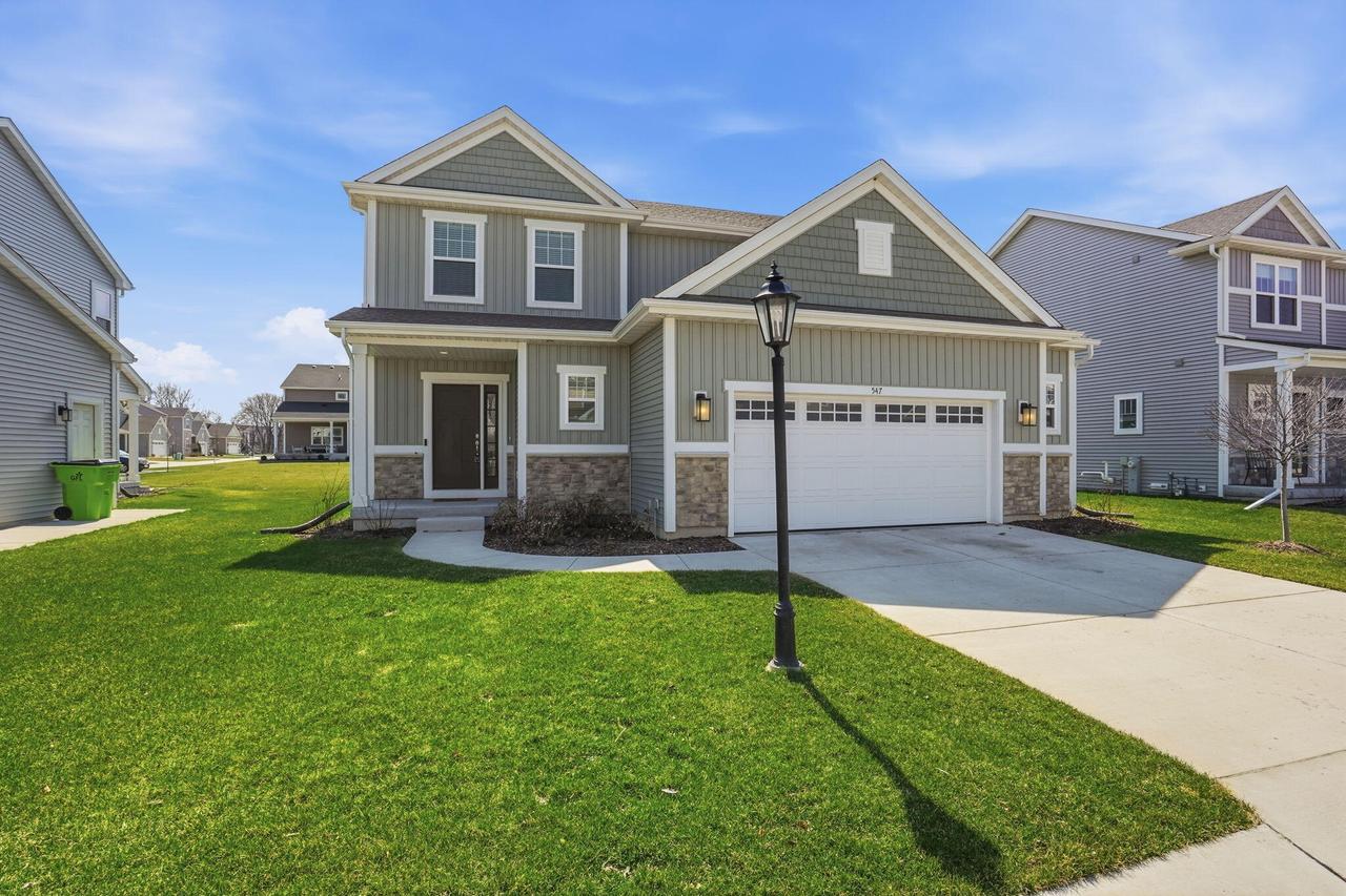 547 Wild Oak Rd, Hartland, WI 53029