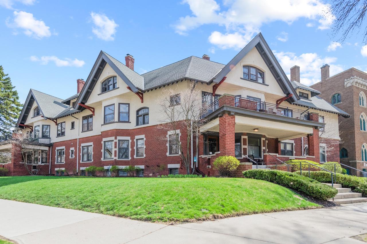2666 N Hackett Ave, Milwaukee, WI 53211