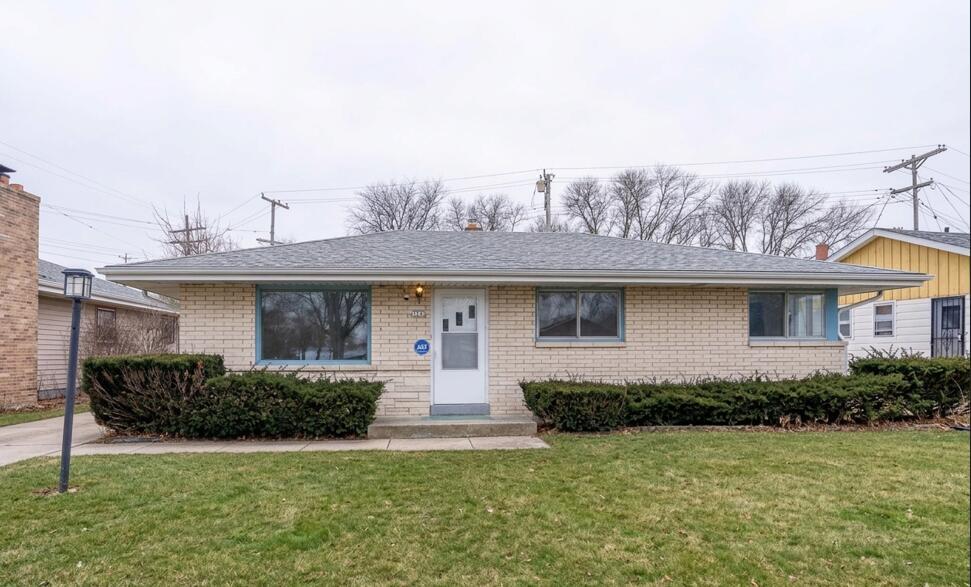 7629 W Thurston Cir, Milwaukee, WI 53218