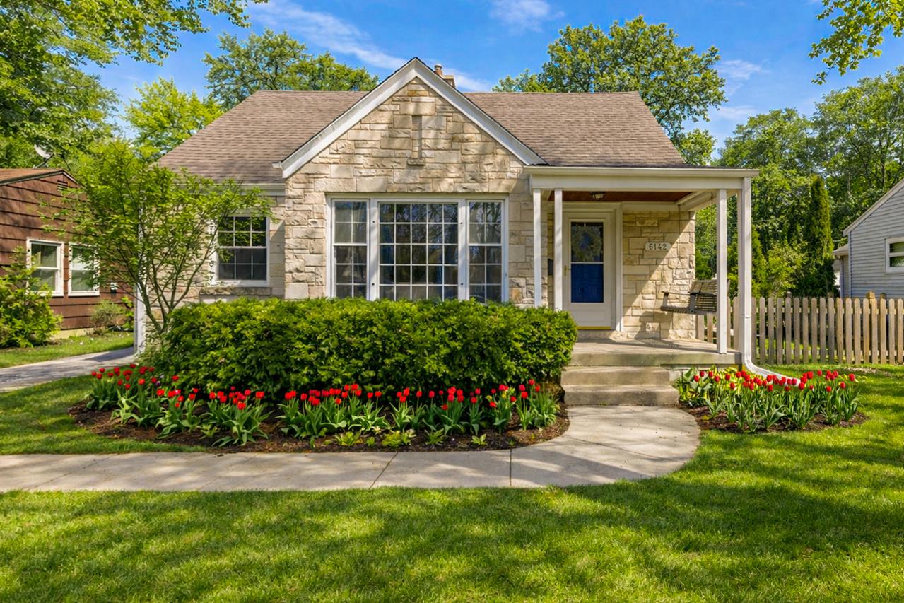 6142 N Apple Blossom Ln, Glendale, WI 53217