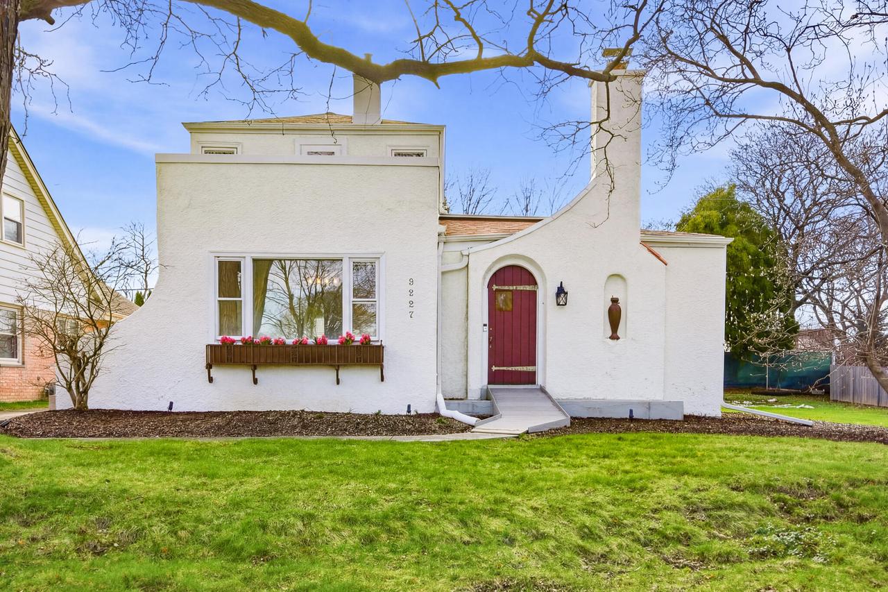 3227 N 104th St, Wauwatosa, WI 53222