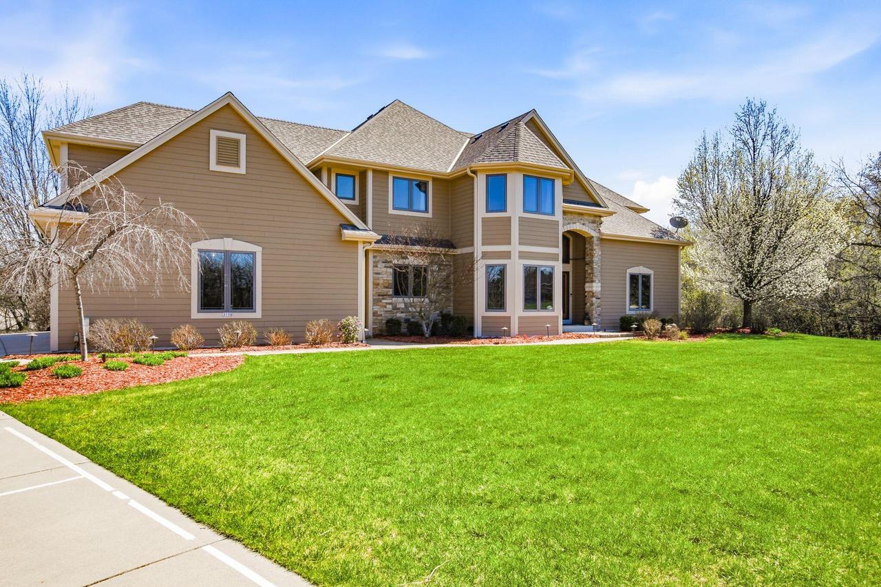 3130 S Country Ln, New Berlin, WI 53146