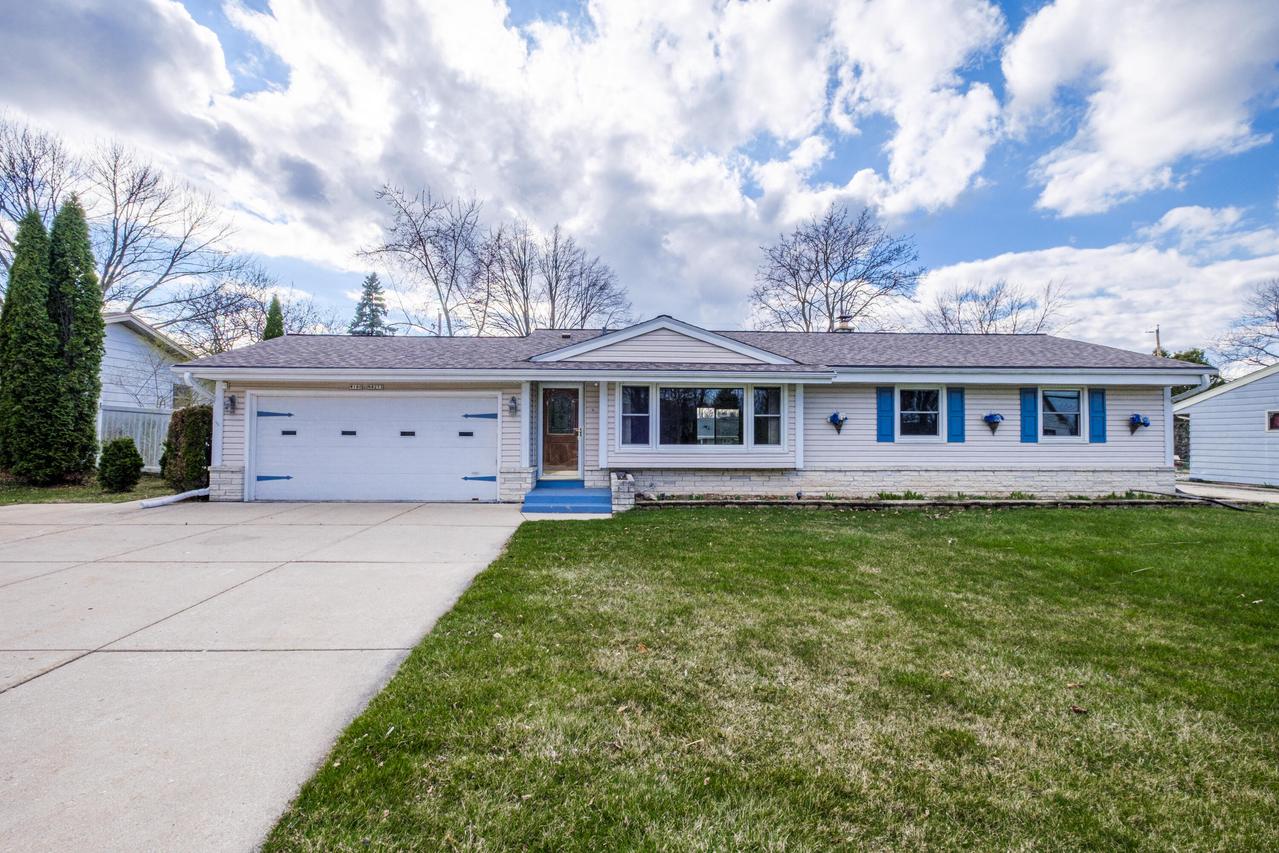W180N8273 Town Hall Rd, Menomonee Falls, WI 53051