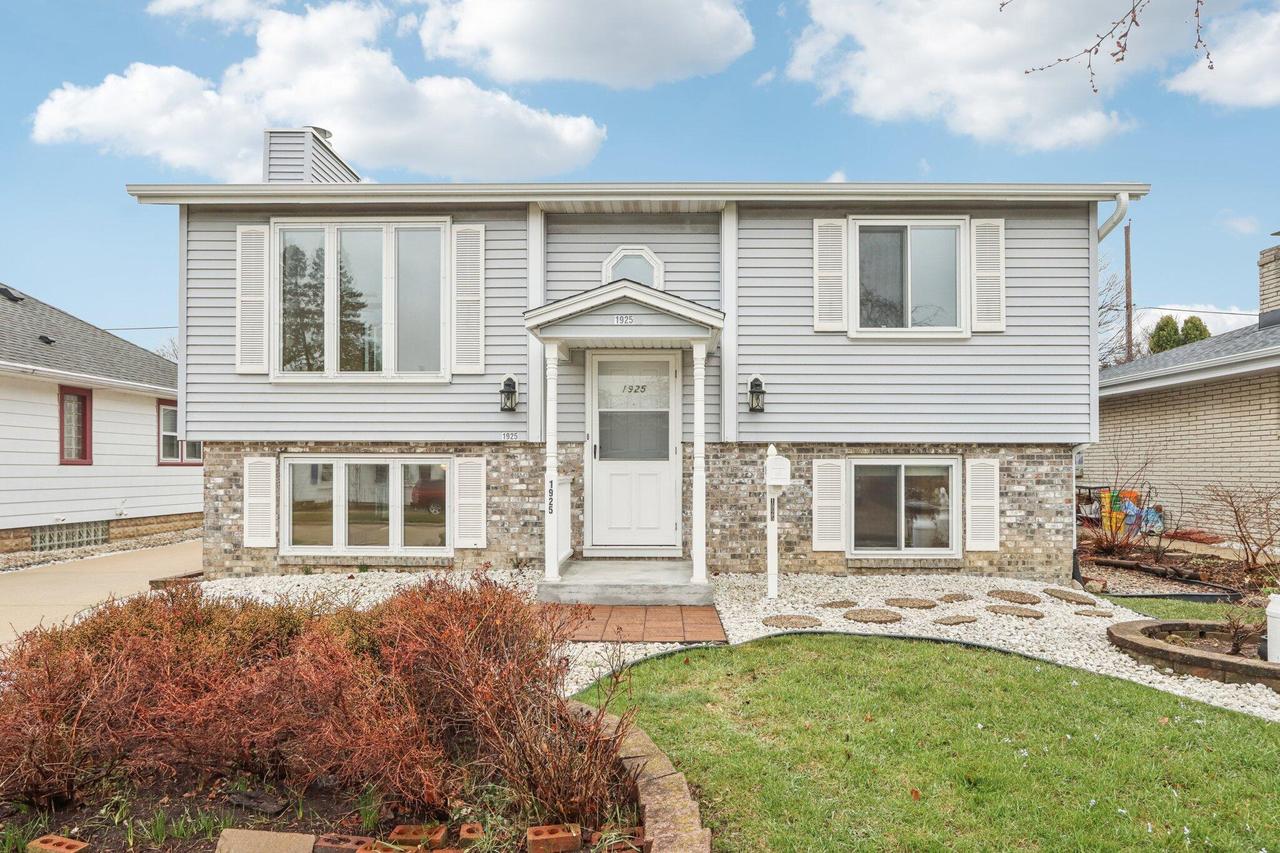 1925 E Van Beck Ave, Saint Francis, WI 53235