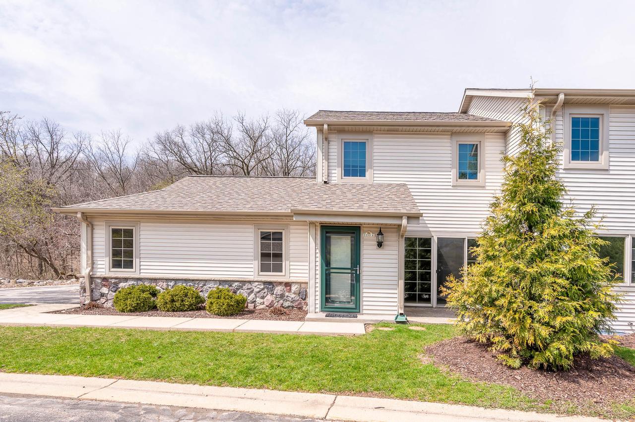 2255 Circle Ridge #E, Delafield, WI 53018