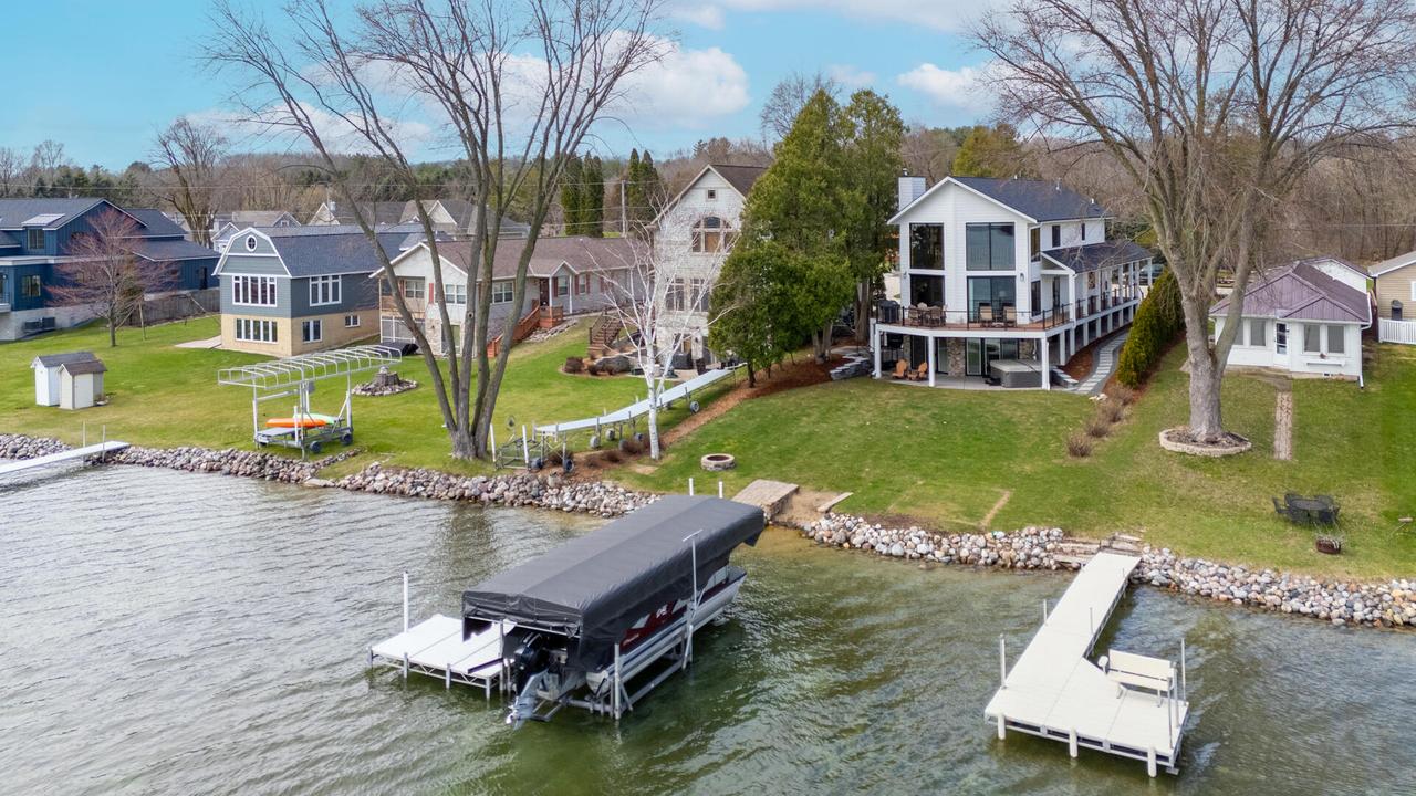 5530 W Lake Dr, West Bend, WI 53095