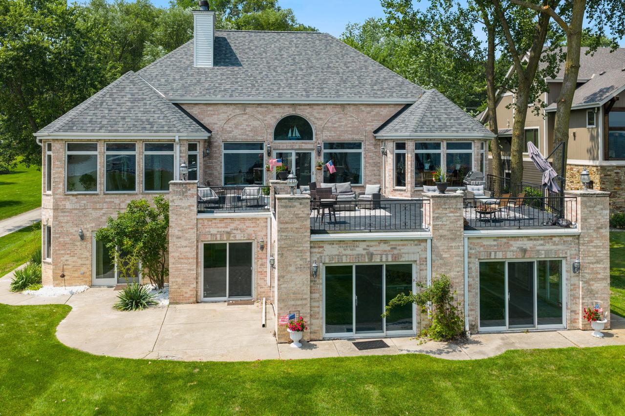 W304N2470 Maple Ave, Delafield, WI 53072