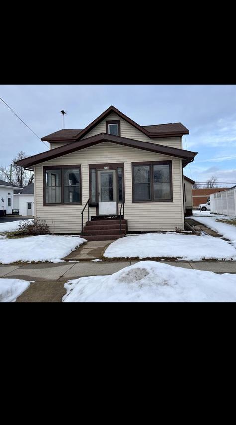 705 W North Water St, New London, WI 54961