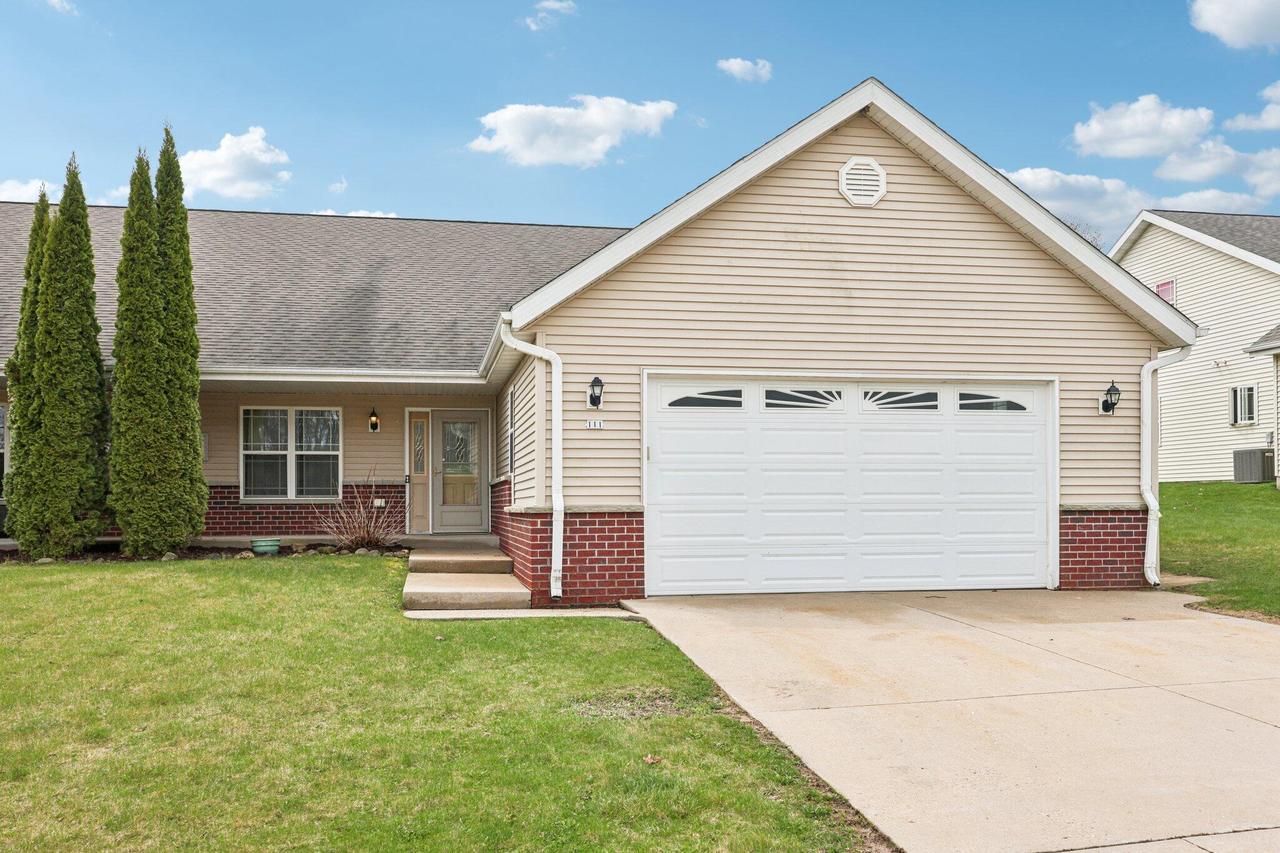 111 Silver Fox Dr, Kewaskum, WI 53040