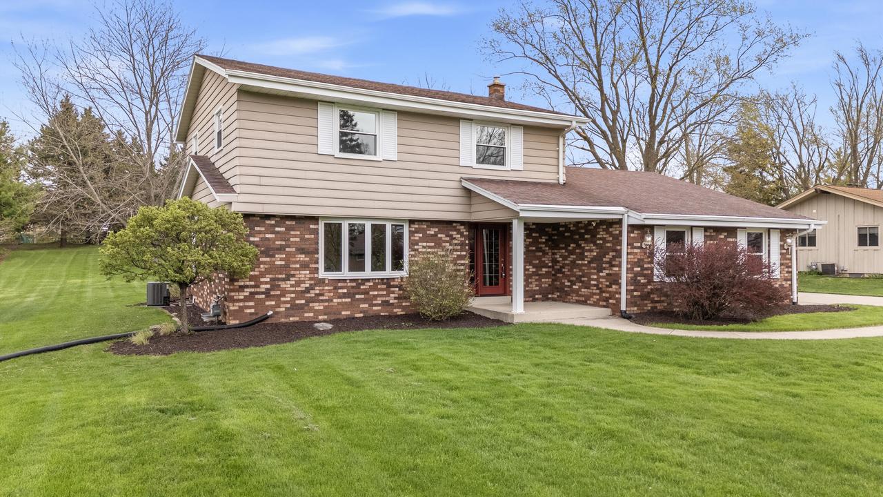 W153N9830 Neptune Dr, Germantown, WI 53022