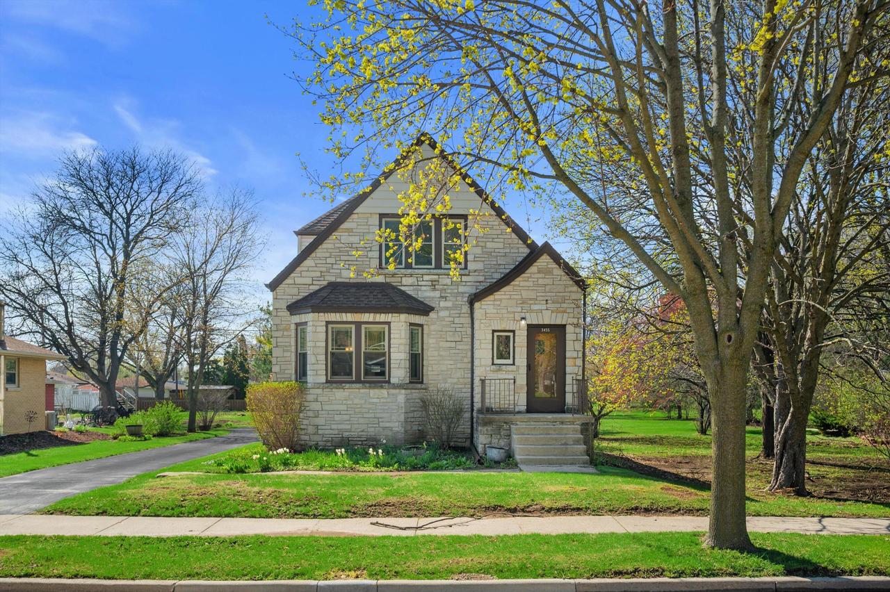 3455 S 96th St, Milwaukee, WI 53227