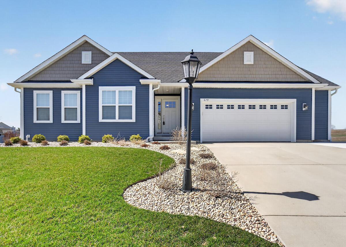 879 Amber Ln, Port Washington, WI 53074