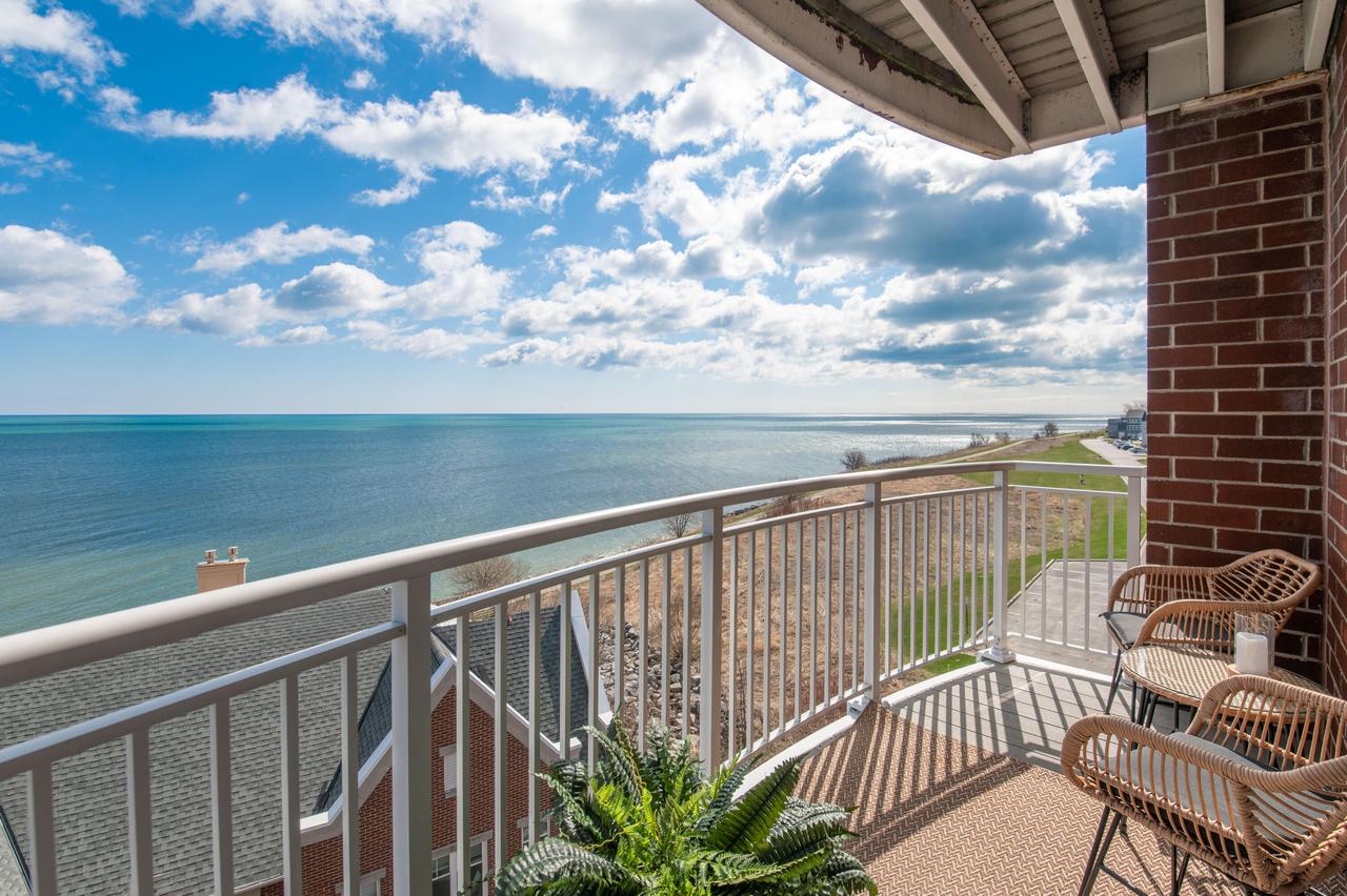 3930 S Lake Dr #408, Saint Francis, WI 53235