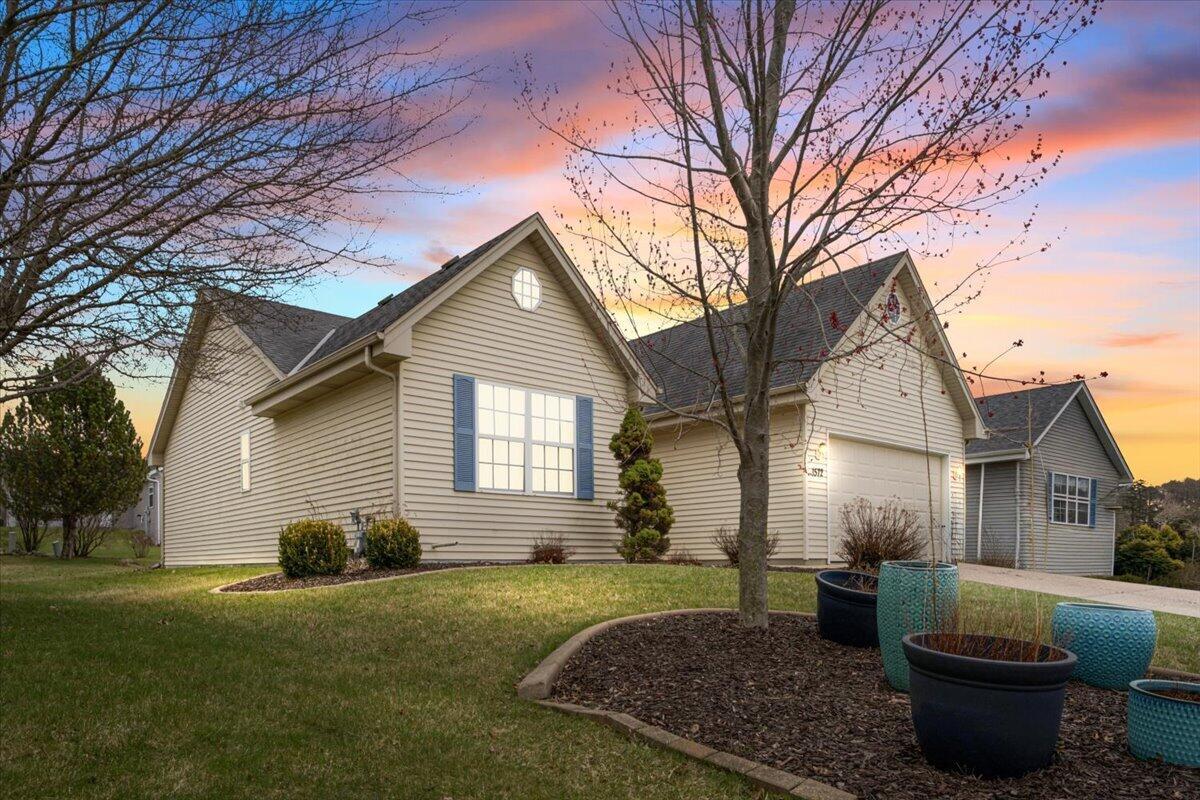 1572 Falcon Dr, Hartford, WI 53027